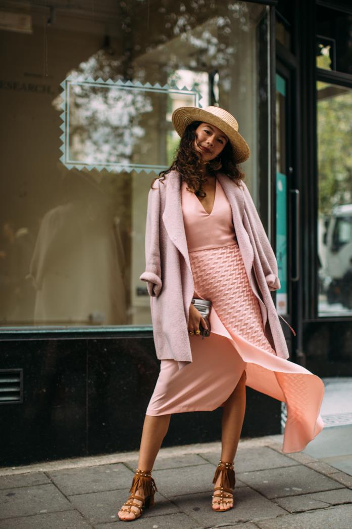 Midi dress corallo Fashionista indossa midi dress corallo chiaro con soprabito