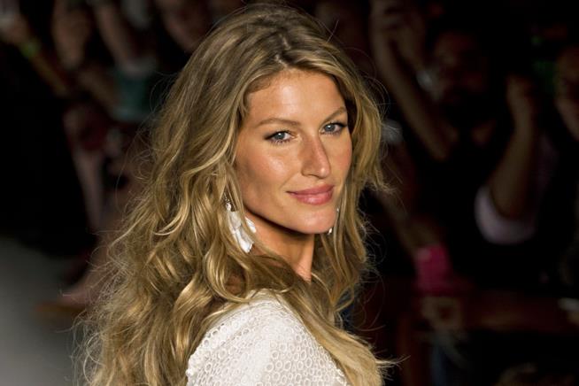 Gisele Bundchen si trasforma nella cantante Mina su Vogue Italia Gisele Bundchen