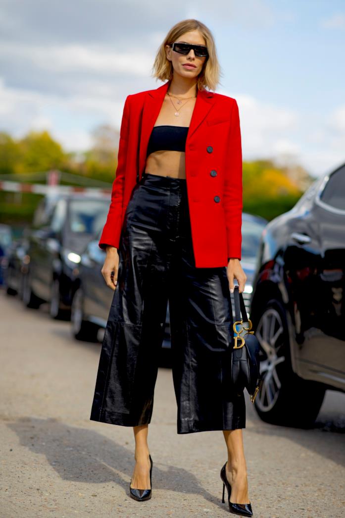 Outfit giacca rossa con fascia nera e pantaloni in ecopelle Costume a fascia nero abbinato a pantaloni larghi modello coulotte con giacca rossa