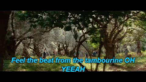 Un momento della sequenza di Dancing Queen nel film Mamma Mia! Una scena del film Mamma Mia!