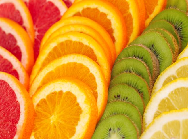 La frutta è ricca di vitamina C Frutti come arance e kiwi sono ricchi di vitamina C