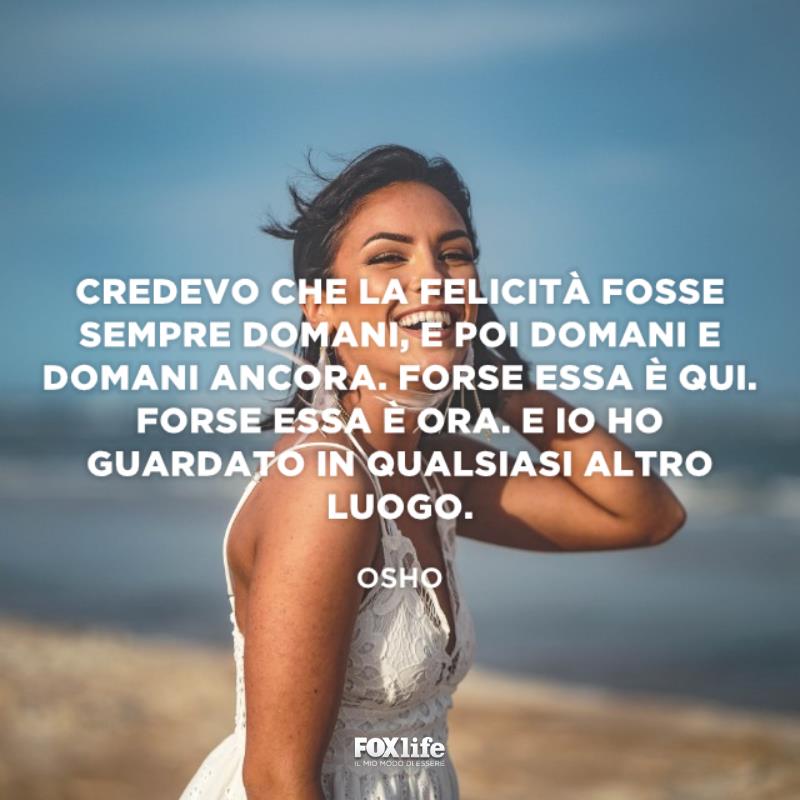 Frase sull'essere felici Ragazza sorride al mare
