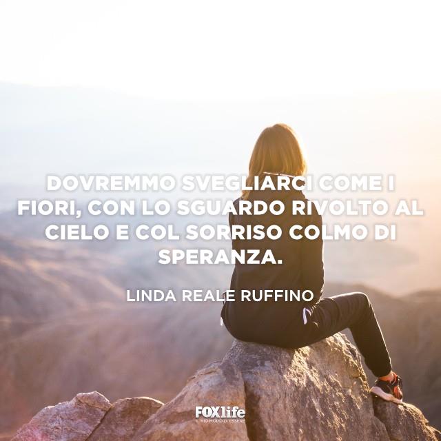 Frase Ruffino Ragazza seduta su un promontorio