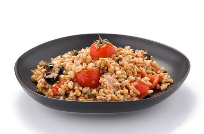 insalata di farro con peperoni e olive nere: la ricetta Piatto con farro, olive nere, tonno, peperoni, capperi e pomodorini