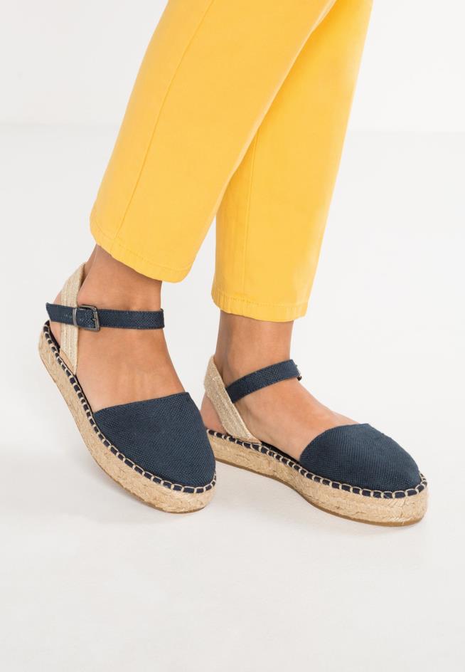 Espadrillas Esprit Un paio di espadrillas blu di Esprit