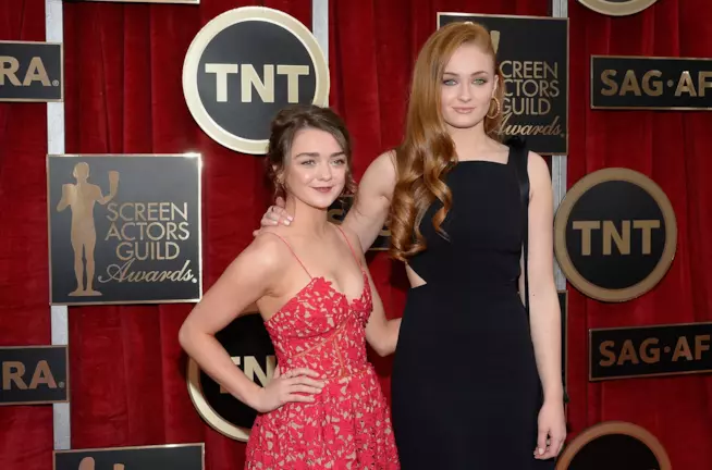 Sophie Turner ha scelto Maisie Williams come sua damigella d'onore Maisie Williams e Sophie Turner