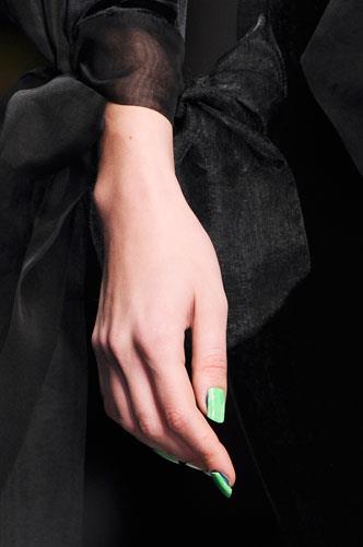 Unghie con smalto verde Unghie quadrate con smalto verde
