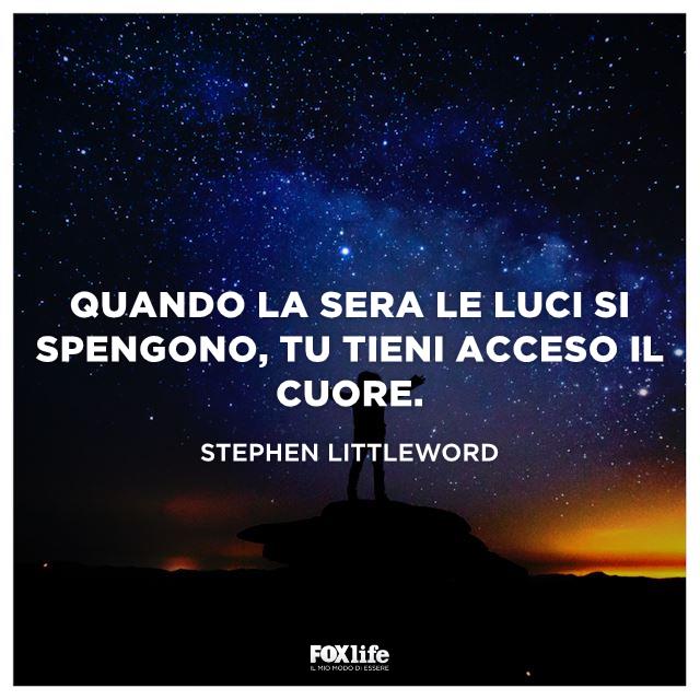 Frase Littleword Ragazzo in ombra davanti un cielo stellato