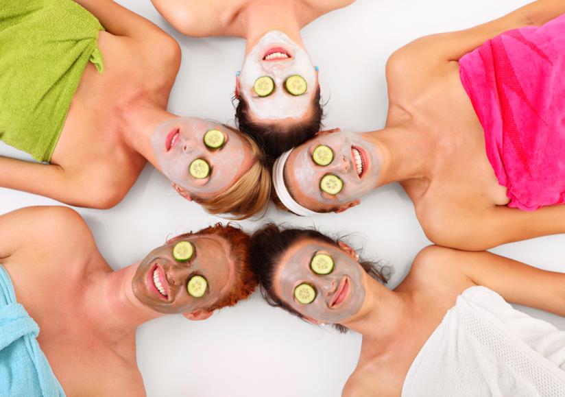 Le migliore maschere facciali fatte in casa Cinque donne con la maschera di bellezza sul viso