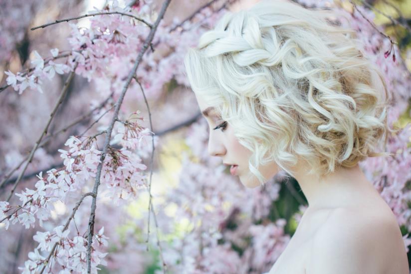 Colore capelli Icy White per l'estate 2019 Icy White è il colore di tendenza per l'estate 2019