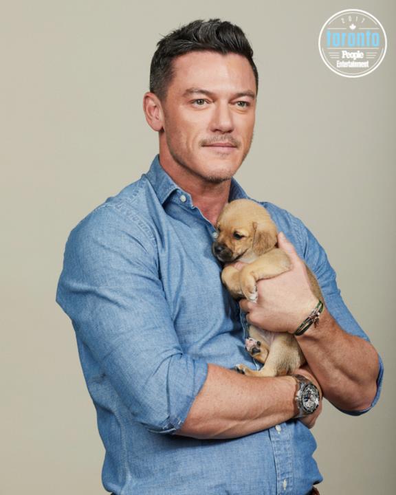 Luke Evans tiene in braccio un cucciolo