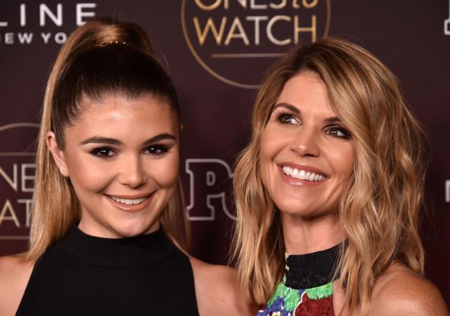 Le figlie di Lori Loughlin e Felicity Huffman a rischio esplusione Lori Loughlin e una delle sue figlie