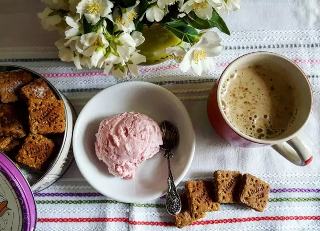 Biscotti croccanti al caffè e mandorle Biscottini quadrati