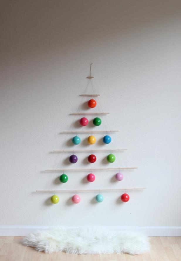 L'albero semplice con le palle di Natale di Jenny Batt Albero di Natale realizzato con pioli di legno