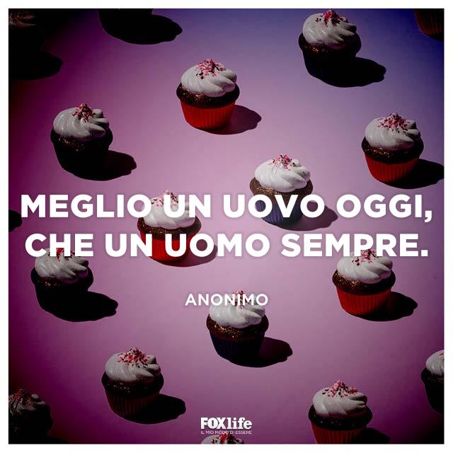 Battuta sugli uomini spiritosa Muffin su un tavolo