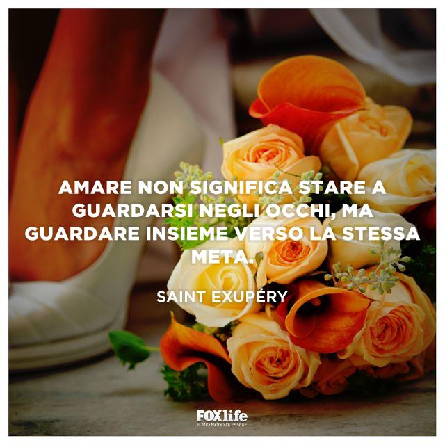 Citazione Saint Exupéry Bouquet di rose vicino al piede di una sposa