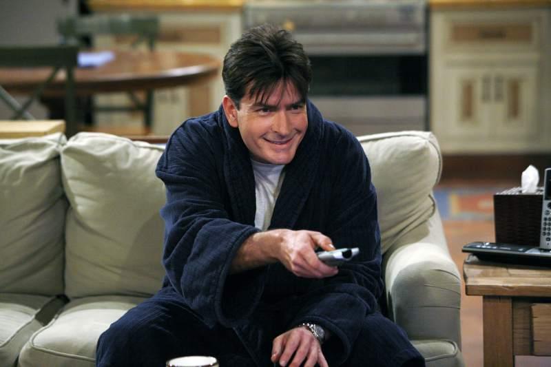 Charlie Sheen in una scena di Due Uomini e Mezzo Charlie Sheen è Charlie Harper in Due Uomini e Mezzo