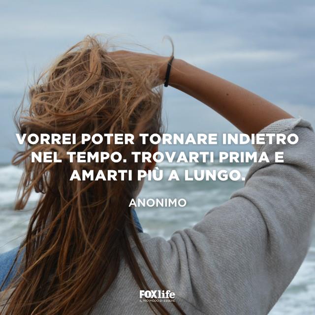 Frase sull'amore Donna di fronte a un mare in tempesta