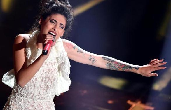 Alice Caioli canta Specchi rotti a Sanremo 2018 L'esibizione di Alice Caioli a Sanremo 2018