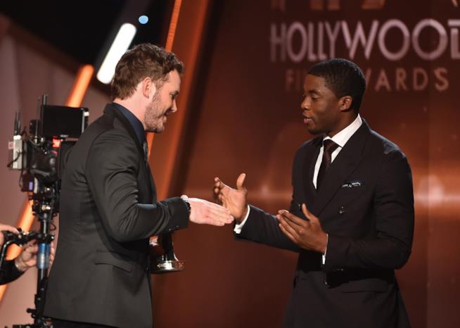 Chris Pratt ammonisce Chadwick Boseman per un suo selfie con Rocket Chris Pratt e Chadwick Boseman