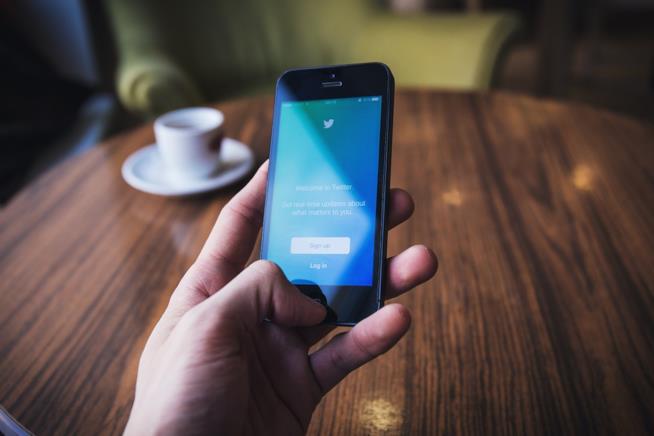 Twitter sta pensando di togliere il tasto ‘like’ per garantire “il dibattito sano”. Una manco che tiene uno smartphone.