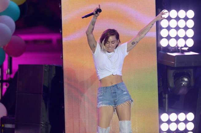 La line-up degli MTV VMAs 2017 Miley Cyrs, nella MTV VMAs 2017, durante un live