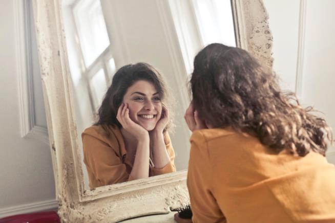 Come essere una persona migliore nel 2019: i consigli da seguire Donna appagata