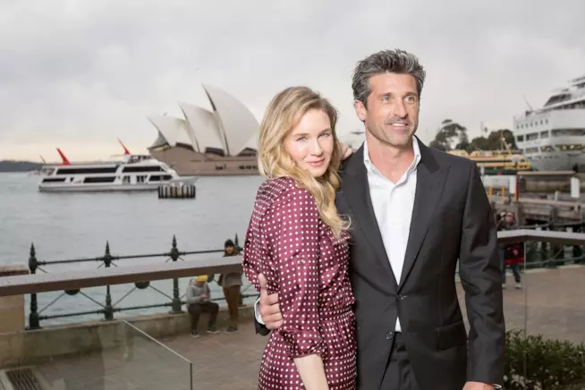 Patrick Dempsey protegge a spada tratta la collega Renée Zellweger Patrick Dempsey e Renée Zellweger abbracciati