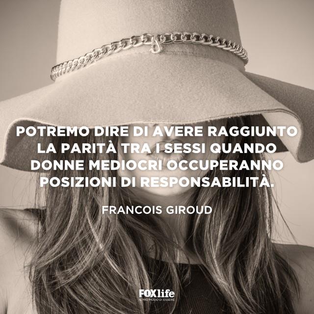 Frase Giroud Primo piano di una donna con il cappello