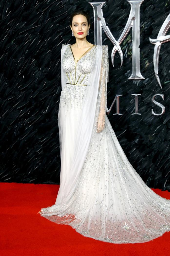 Angelina Jolie ed Elle Fanning: red carpet da fiaba per Maleficent 2 a Londra Angelina Jolie sul red carpet di Maleficent 2 a Londra