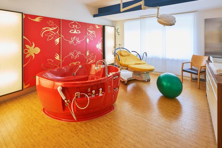 Vasca per il parto in acqua Vasca utilizzata per il parto in acqua in ospedale