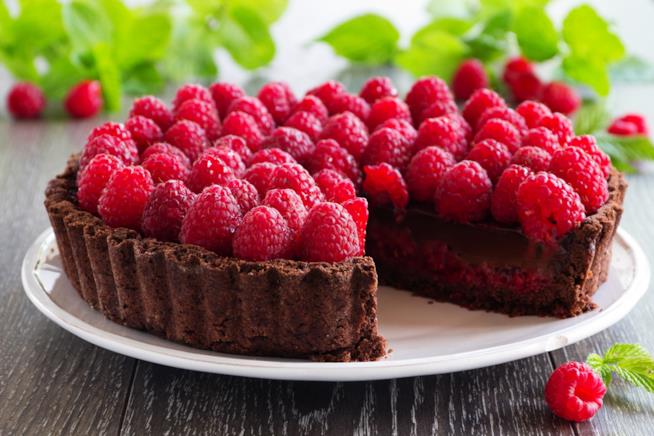 Crostata di lamponi con crema al cioccolato e panna Crostata di lamponi
