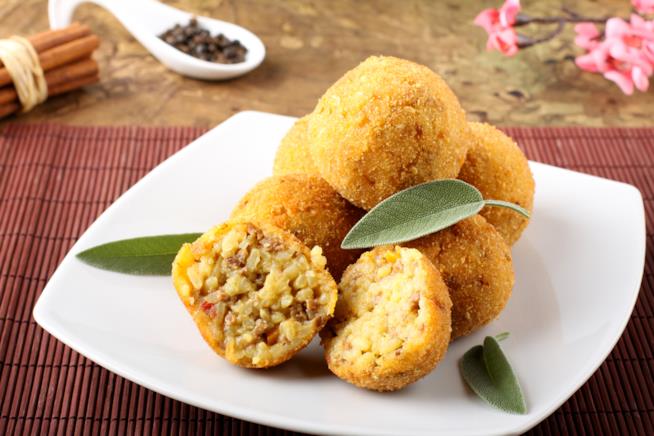 Arancini di riso ripieni di carne al sugo Arancini di riso con la carne