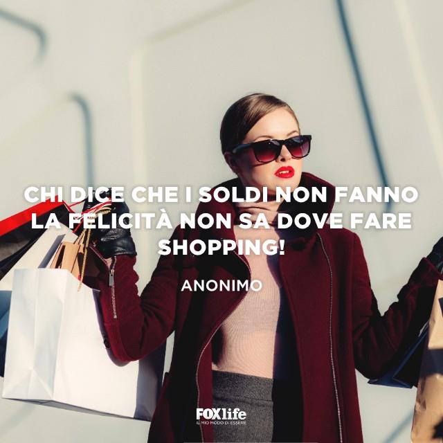 Felicità e shopping Donna con le buste per lo shopping