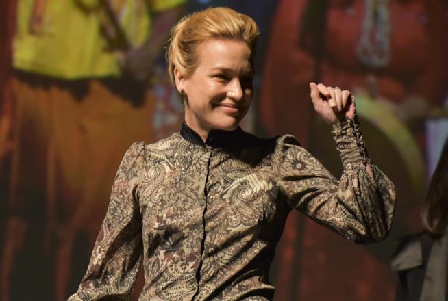 Piper Perabo arrestata Piper Perabo in primo piano con il pugno alzato