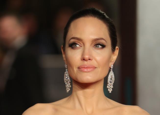 Angelina Jolie ha dato tutti i suoi averi al figlio Maddox L'attrice Angelina Jolie