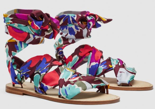 Sandali flat stampa foulard di moda per l'estate 2018 Con la stampa foulard i sandali di tendenza per l'estate 2018