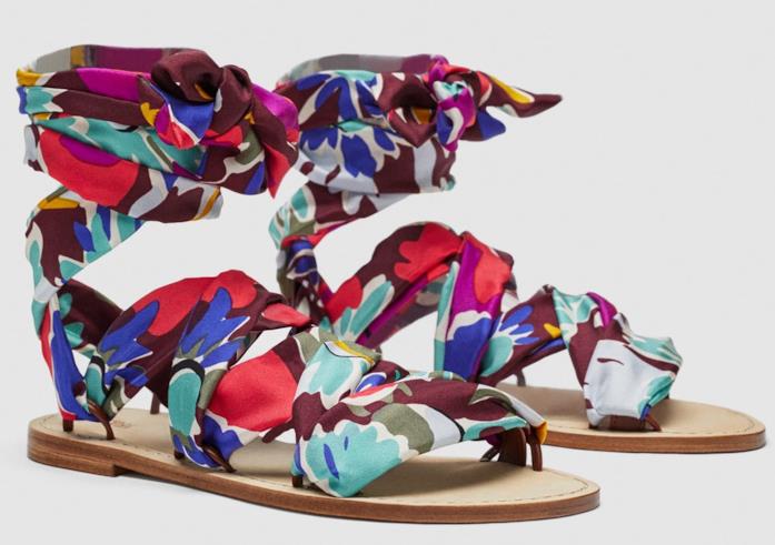 Sandali flat stampa foulard di moda per l'estate 2018 Con la stampa foulard i sandali di tendenza per l'estate 2018