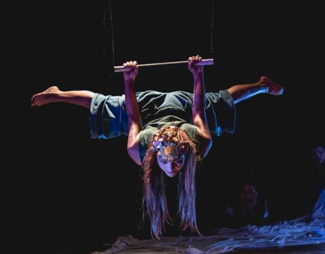 Un'artista del Circus Kathmandu Un artista circense dell'organizzazione Circus Kathmandu