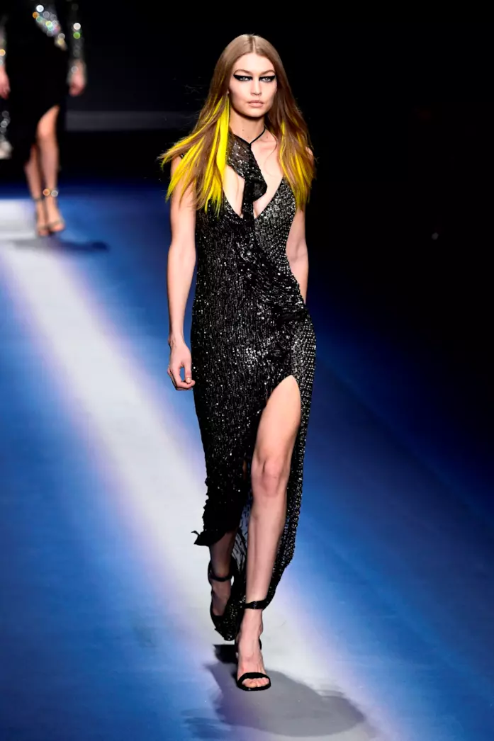 Gigi Hadid Versace Gigi Hadid sfila per Versace