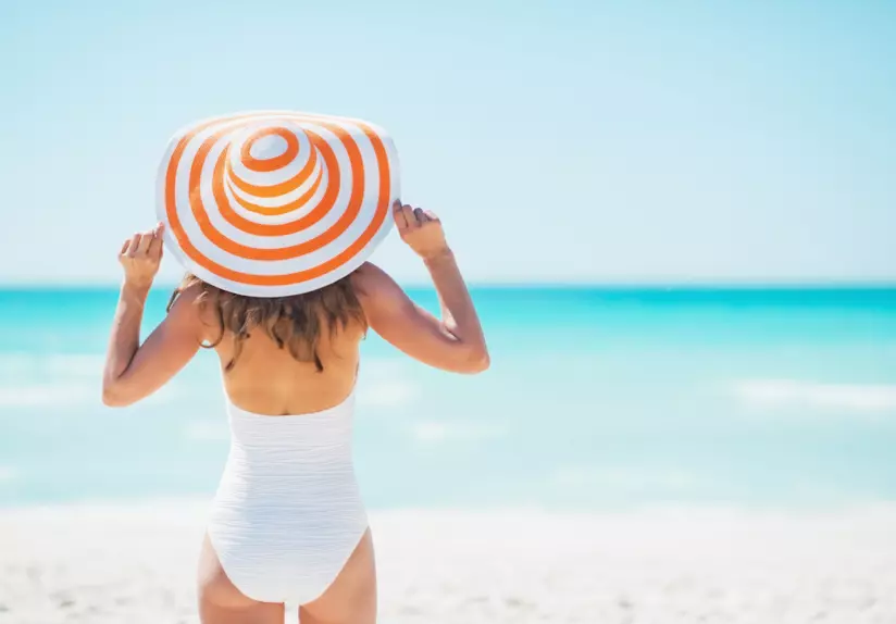 Come abbronzarsi con la pelle chiara Ragazza al mare