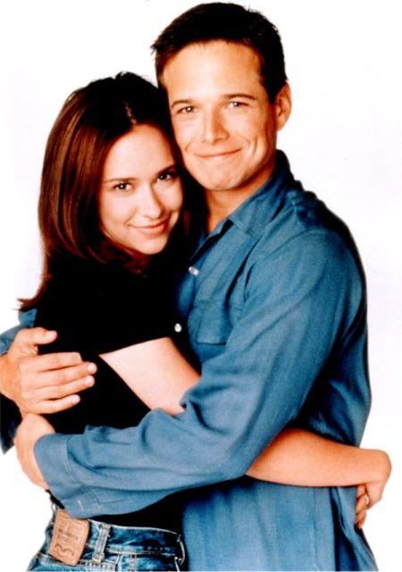 Cinque in Famiglia: Jennifer Love Hewitt e Scott Wolf in un'immagine Jennifer Love Hewitt e Scott Wolf in un'immagine da Cinque in Famiglia