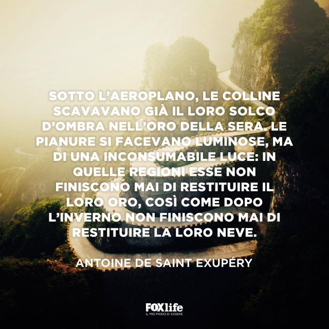 Frase aeroplano in volo Strada in montagna
