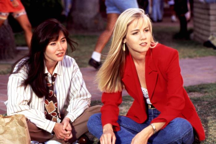 Brenda e Kelly look Una scena di Beverly Hills 90210 con Brenda e Kelly
