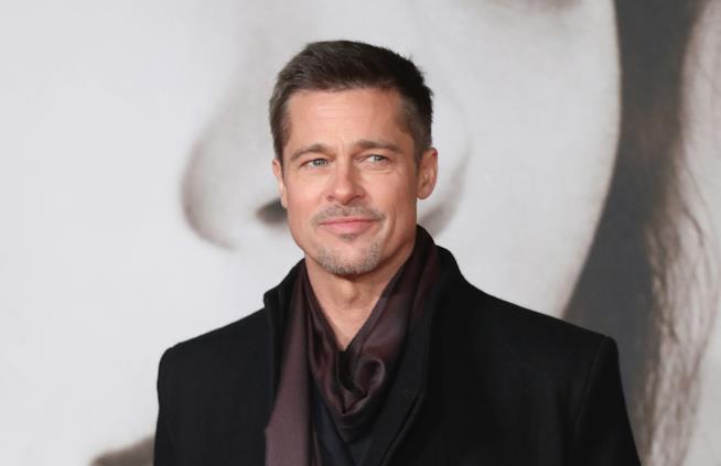 Pare che Brad Pitt abbia un flirt con Sienna Miller Brad Pitt alla première del film Allied