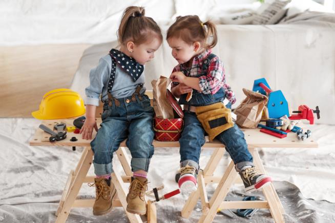 Regali fai da te per la festa del papà Due bambine impegnate con il fai da te