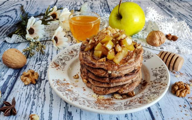 Pancake vegani Cialdine morbidi con dadi di mela