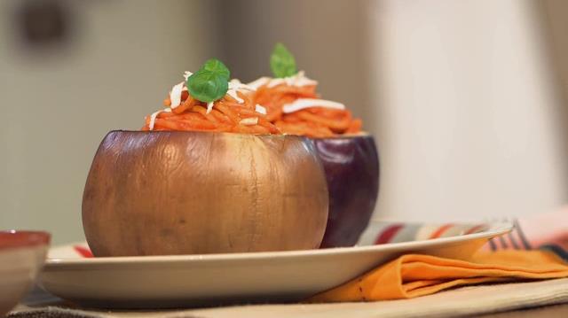 La ricetta di Giallo Zafferano per le Melanzane ripiene di spaghetti alla Norma e ricotta salata Melanzane ripiene di spaghetti alla Norma