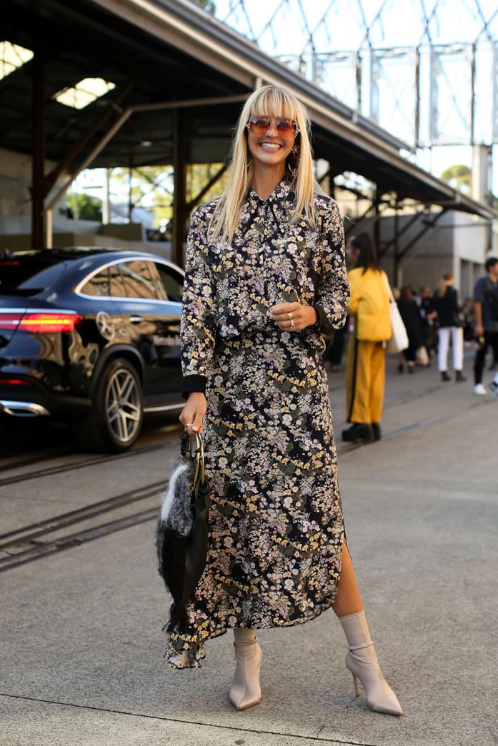 Abito floreale lungo fino ai piedi e ankle boots Vestito a stampa floreale e stivaletti alla caviglia