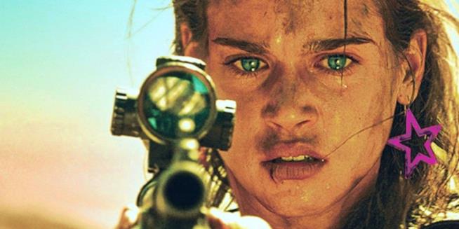 Un primo piano di Matilda Lutz in Revenge Matilda Lutz imbraccia un'arma in Revenge